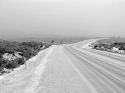 Первый снег на пустынной дороге.