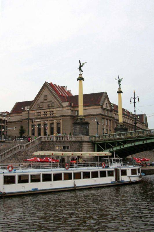 ����� ����