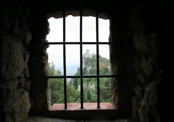 ���-������